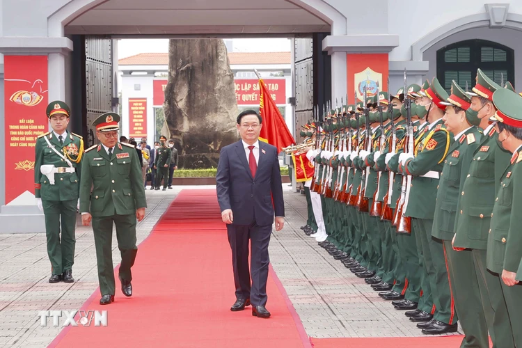 Chủ tịch Quốc hội Vương Đình Huệ duyệt đội danh dự Quân đội Nhân dân Việt Nam. (Ảnh: Doãn Tấn/TTXVN)
