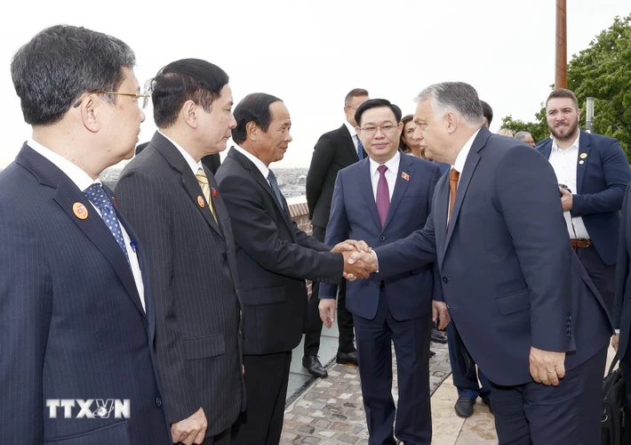 Chủ tịch Quốc hội Vương Đình Huệ giới thiệu với Thủ tướng Hungary Viktor Orbán các thành viên Đoàn đại biểu Việt Nam. (Ảnh: Doãn Tấn/TTXVN)