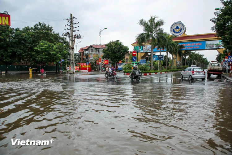 Do ảnh hưởng của cơn bão số 3, Hà Nội mưa lớn liên tục trong 3 ngày mùng 2 - 4/8. Nhiều khu vực tại Hà Nội xảy ra tình trạng ngập sâu. (Ảnh: Minh Sơn/Vietnam+)