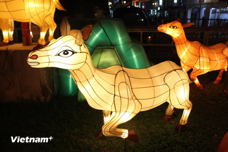  Nhân dịp năm mới, khu vực Chinatown ở Singapore được trang hoàng bởi 338 đèn lồng được tạo hình con dê trong nhiều tư thế. (Ảnh: Lê Hải, Việt Hải)