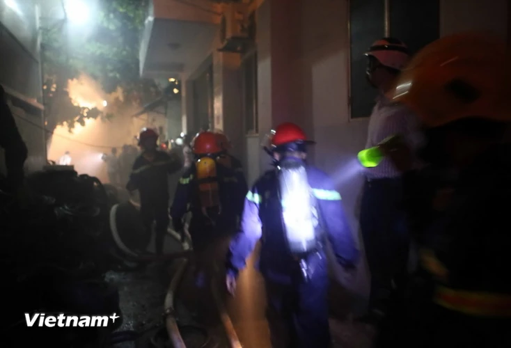 Lực lượng cứu hỏa tiếp cận hiện trường dập lửa. (Ảnh: Trần Lê Lâm/Vietnam+)