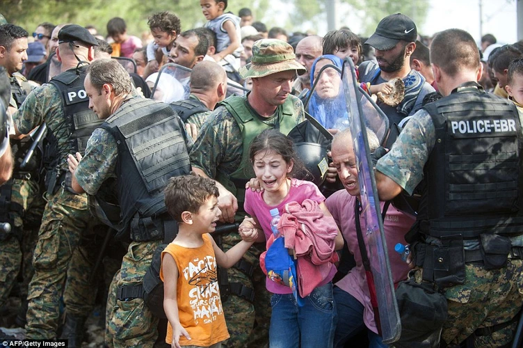 Những đứa trẻ gào khóc trong tuyệt vọng khi cảnh sát chống bạo động Macedonia trấn áp 3.000 người di cư. (Ảnh: AFP)