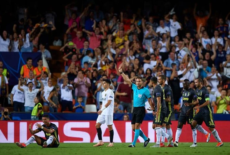 Ronaldo đã phải lĩnh thẻ đỏ trực tiếp chỉ sân 29 phút thi đấu trong ngày trở lại Tây Ban Nha.