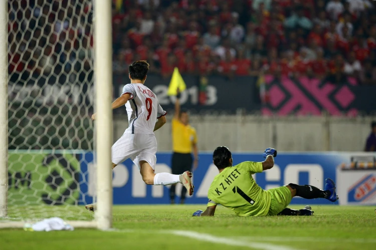 Đội tuyển Việt Nam đã phải chia điểm đáng tiếc trước Myanmar ở bảng A AFF Suzuki Cup 2018 sau khi trọng tài quyết định sai lầm ở tình huống Văn Toàn ghi bàn.