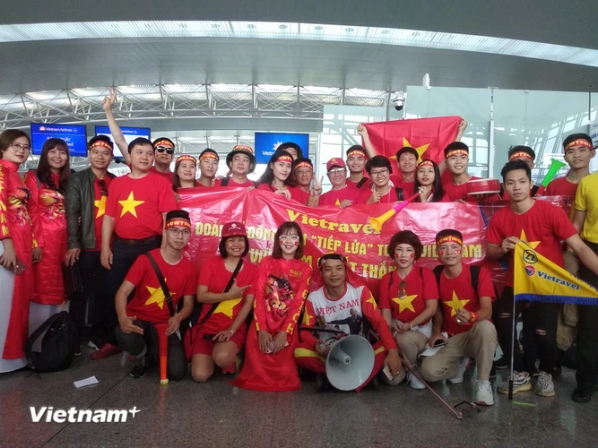 Nhằm ủng hộ tinh thần cho những “chiến binh,” Vietravel đã phối hợp với Vietnam Airlines tổ chức tour đưa người hâm mộ bay thẳng đến thành phố Bacolod cổ vũ đội tuyển Việt Nam thi đấu với Philippines tại bán kết lượt đi AFF Suzuki Cup 2018. (Ảnh: Việt Nam+)