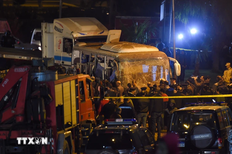 3 du khách Việt Nam đã thiệt mạng khi một thiết bị nổ tự chế được kích hoạt ven đường vào thời điểm chiếc xe buýt chở 14 du khách Việt Nam đang di chuyển trên tuyến phố El-Maryou.