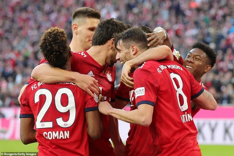 Bayern Munich đã đòi lại ngôi đầu bảng xếp hạng Bundesliga sau khi có chiến thắng vùi dập 5-0 trước Borussia Dortmund ở trận Klassiker thứ 100 của bóng đá Đức.