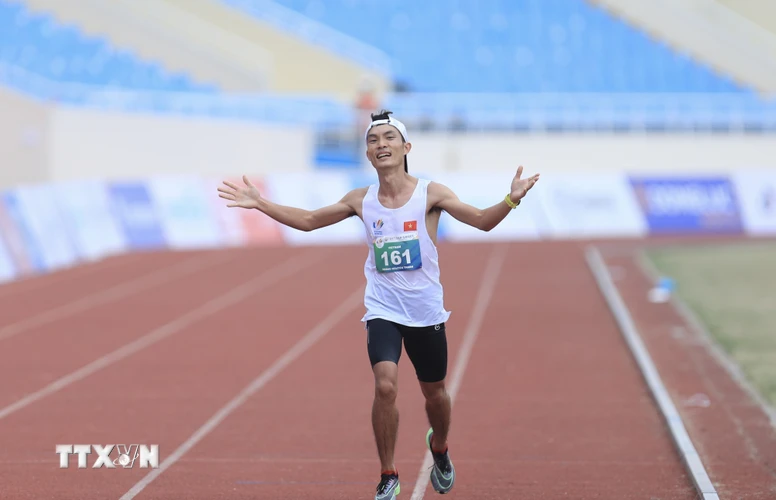 Hoàng Nguyên Thanh đã thi đấu thành công để 'mở hàng' huy chương Vàng cho Việt Nam trong ngày 19/5 khi về nhất nội dung marathon với thành tích 2 giờ 25 phút 07 giây 84. (Ảnh: Huy Hùng/TTXVN)