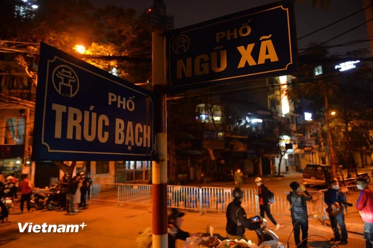 Bắt đầu từ 21 giờ, phố Trúc Bạch-Châu Long (Hà Nội) bắt đầu bị lực lượng chức năng phong toả. (Ảnh: Sơn Bách/Vietnam+)