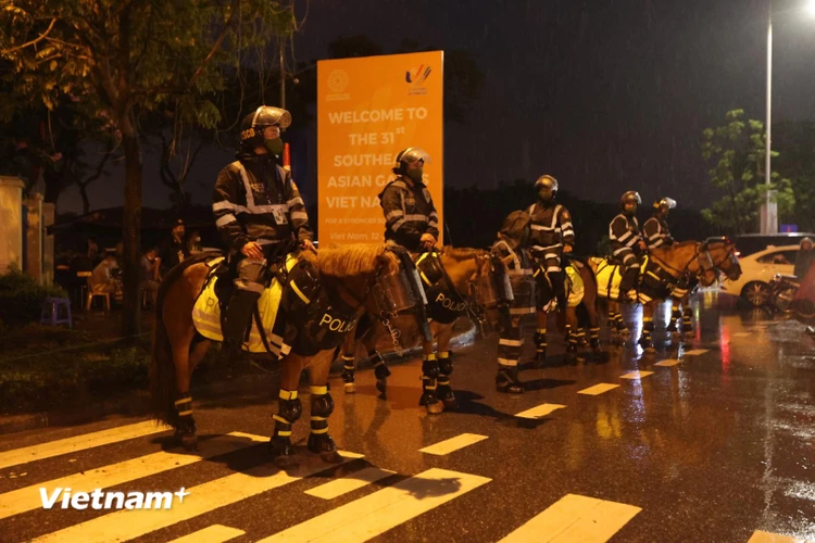 Đội kỵ binh đứng dầm mưa bảo vệ khu vực bên ngoài địa điểm diễn ra Lễ bế mạc SEA Games 31. (Ảnh: Minh Hiếu/Vietnam+)