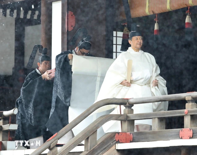 Nhật hoàng Naruhito làm lễ tại Điện thờ cung Hoàng gia ở Tokyo, trước lễ Đăng quang ngày 22/10/2019. (Ảnh: Kyodo/TTXVN)