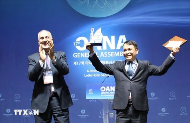 Thay mặt TTXVN, Tổng Giám đốc Nguyễn Đức Lợi nhận "Giải thưởng xuất sắc chất lượng thông tấn" của OANA do Chủ tịch OANA nhiệm kỳ 2016-2019 Aslan Aslanov trao tặng. (Ảnh: Mạnh Hùng/TTXVN)