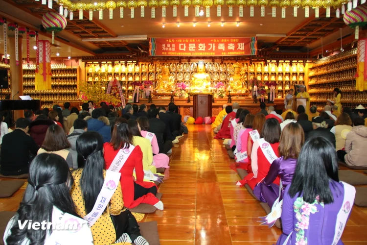 Lễ hội Xuân “Tết Ba Miền” tại chùa Heungryunsa. (Ảnh: Vietnam+)