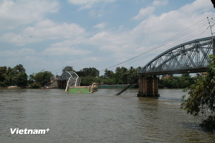 Chiếc sà lan bị chết máy đã đâm sập 2 nhịp giữa Cầu Ghềnh bắc qua sông Đồng Nai. (Ảnh: Sỹ Tuyên/Vietnam+)