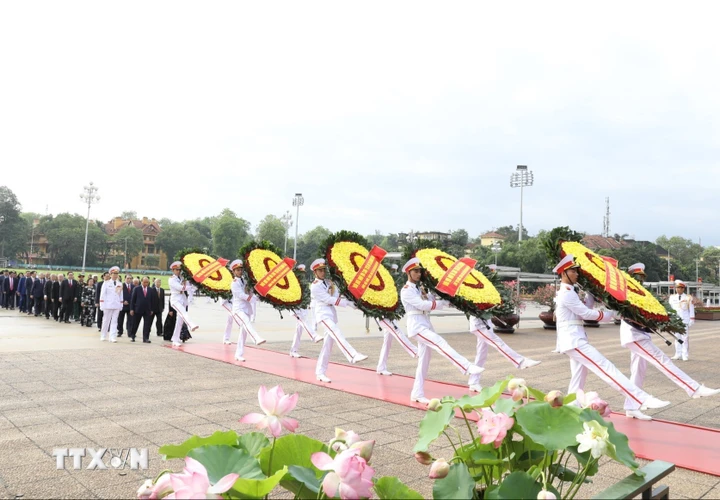 Đoàn đại biểu Ban Chấp hành Trung ương Đảng, Quốc hội, Chủ tịch nước, Chính phủ, Ủy ban Trung ương Mặt trận Tổ quốc Việt Nam đặt vòng hoa, vào Lăng viếng Chủ tịch Hồ Chí Minh. (Ảnh: Văn Điệp/TTXVN)