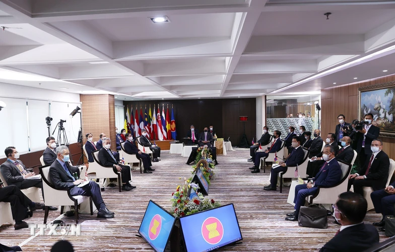 Tham dự hội nghị gồm lãnh đạo 9 nước thành viên ASEAN: Brunei, Campuchia, Lào, Malaysia, Philippines, Singapore, Việt Nam, Thái Lan và lãnh đạo quân đội Myanmar - Thống tướng Min Aung Hlaing. (Ảnh: Dương Giang/TTXVN)