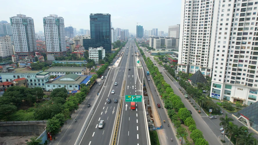 Dự án xây dựng đường vành đai 3 trên cao đoạn Mai Dịch-Nam Thăng Long (cầu cạn Mai Dịch-Nam Thăng Long) do Bộ Giao thông Vận tải làm chủ đầu tư. Công trình có chiều dài 5,36km, tổng mức đầu tư 5.343 tỷ đồng, sử dụng nguồn vốn ODA của Nhật Bản và vốn đối ứng của Chính phủ Việt Nam. (Ảnh: Văn Hào/Vietnam+)