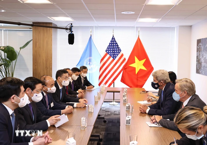 Chủ tịch nước Nguyễn Xuân Phúc gặp Đặc phái viên của Tổng thống Hoa Kỳ John Kerry. (Ảnh: Thống Nhất/TTXVN)