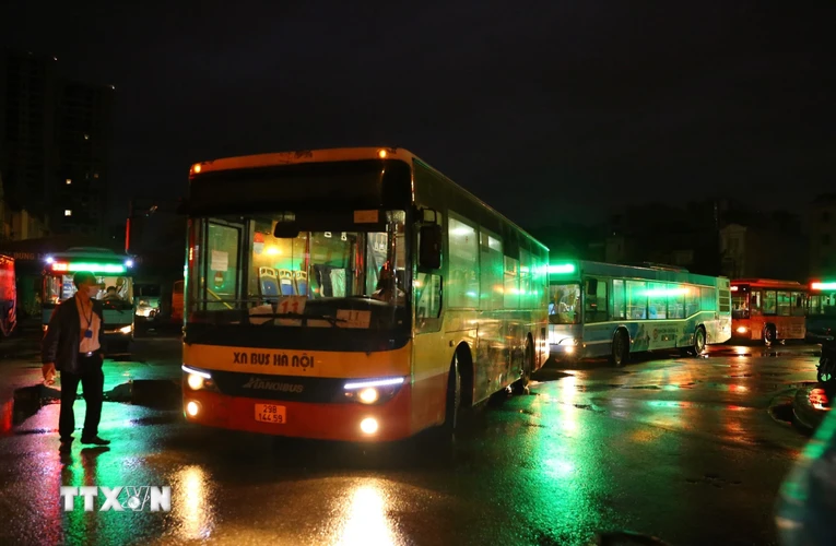 Các xe của Xí nghiệp Xe buýt Hà Nội chuẩn bị xuất bến lúc 5h10 ngày 14/10. (Ảnh: Hoàng Hiếu/TTXVN)