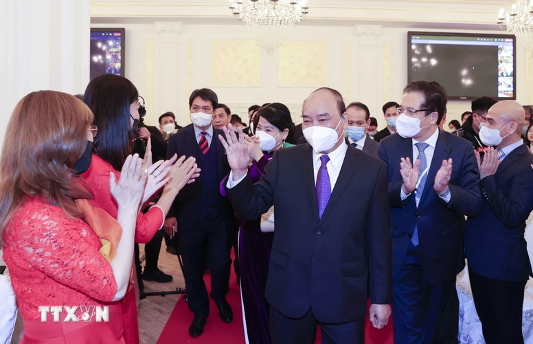 Chủ tịch nước Nguyễn Xuân Phúc gặp gỡ đại diện cộng đồng Việt Nam tại Liên bang Nga. (Ảnh: Thống Nhất/TTXVN)