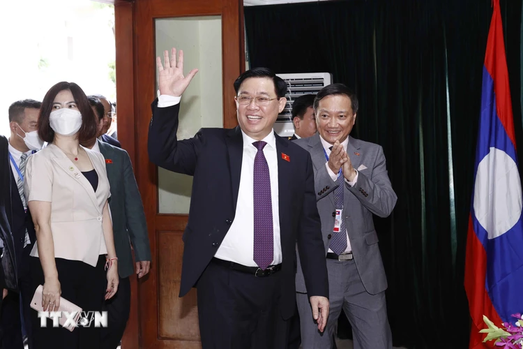 Chủ tịch Quốc hội Vương Đình Huệ dự cuộc gặp gỡ cộng đồng doanh nghiệp Việt Nam đầu tư, kinh doanh tại Lào. (Ảnh: Doãn Tấn/TTXVN)