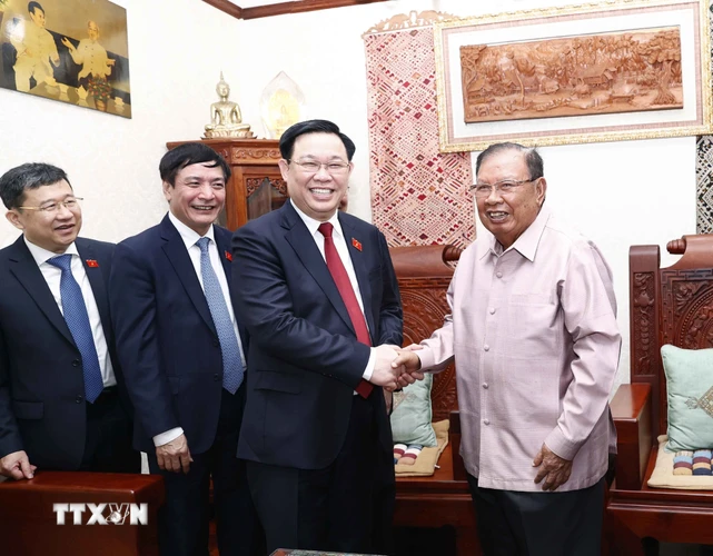 Sáng 16/5/2022, tại Thủ đô Vientiane, Chủ tịch Quốc hội Vương Đình Huệ đến nhà riêng thăm ông Bounnhang Vorachith, nguyên Tổng Bí thư, nguyên Chủ tịch nước Lào. (Ảnh: Doãn Tấn/TTXVN)