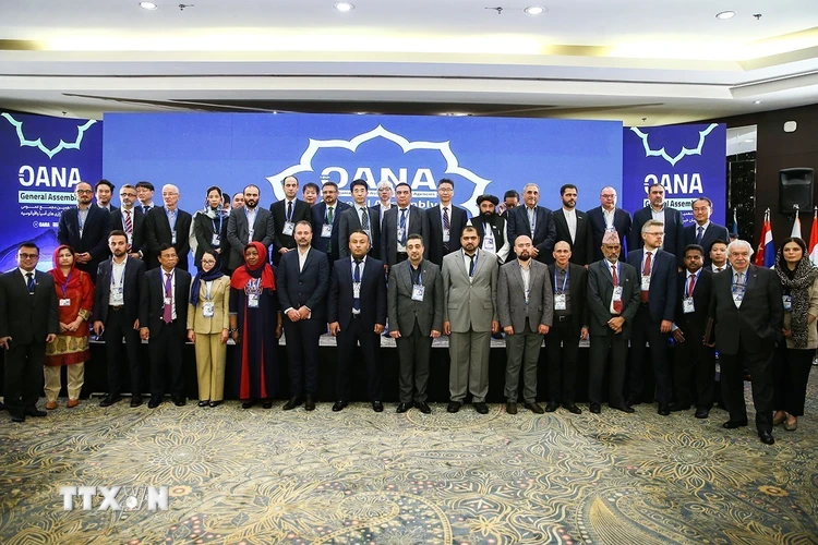 Tổng Giám đốc TTXVN Vũ Việt Trang (hàng sau, thứ 6, từ trái sang) và các đại biểu tham dự Đại hội đồng OANA lần thứ 18 chụp ảnh chung. (Ảnh: TTXVN phát)