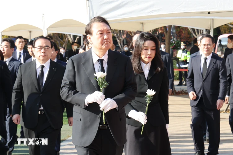 Tổng thống Hàn Quốc Yoon Suk-yeol (phía trước) đặt hoa tưởng niệm các nạn nhân thiệt mạng trong vụ giẫm đạp tại Itaewon, Seoul, ngày 31/10/2022. (Ảnh: Yonhap/TTXVN)