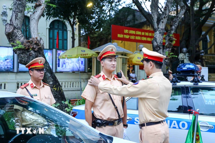 Đại tá Trần Đình Nghĩa, Trưởng phòng Cảnh sát Giao thông, Công an thành phố Hà Nội thăm hỏi, động viên cán bộ, chiến sỹ tại buổi lễ ra quân. (Ảnh: Phạm Kiên/TTXVN)