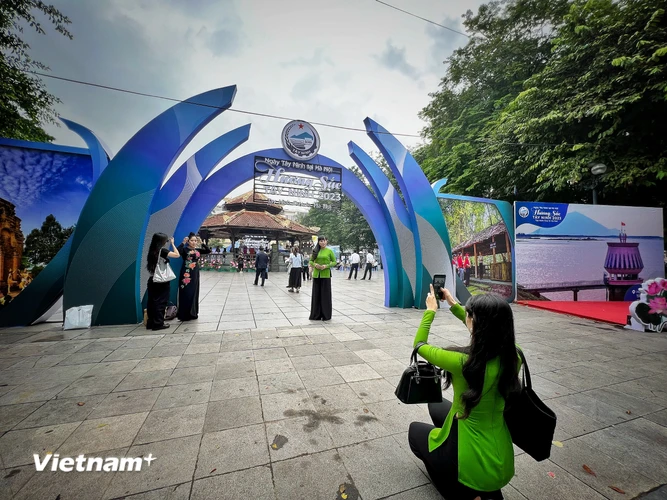 Sự kiện ‘Ngày Tây Ninh tại Hà Nội’ năm 2023 đã chính thức diễn ra vào sáng nay, 7/10 và kéo dài đến hết ngày 8/10, tại phố đi bộ Hoàn Kiếm nhằm quảng bá hình ảnh Tây Ninh đến với người dân thủ đô cùng du khách trong và ngoài nước. (Ảnh: Mai Mai/Vietnam+)