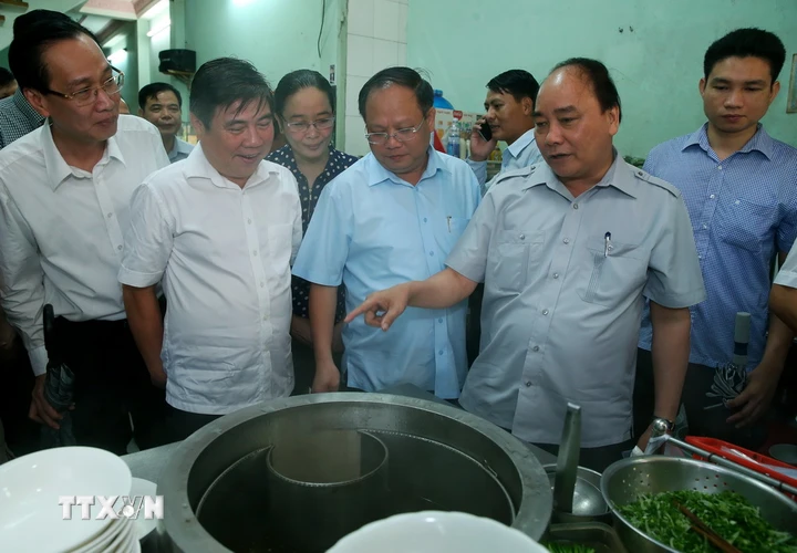 Thủ tướng Nguyễn Xuân Phúc kiểm tra tại quán phở trên đường Nguyễn Hậu, phường Tân Thành, quận Tân Phú, Thành phố Hồ Chí Minh. (Ảnh: Thống Nhất/TTXVN)