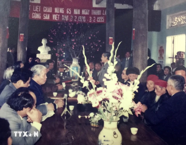 Nguyên Tổng Bí thư Đỗ Mười thăm Đảng bộ xã Đông Mỹ (năm 1995), nhân kỷ niệm 65 năm Ngày thành lập Đảng Cộng sản Việt Nam. (Ảnh: TTXVN)