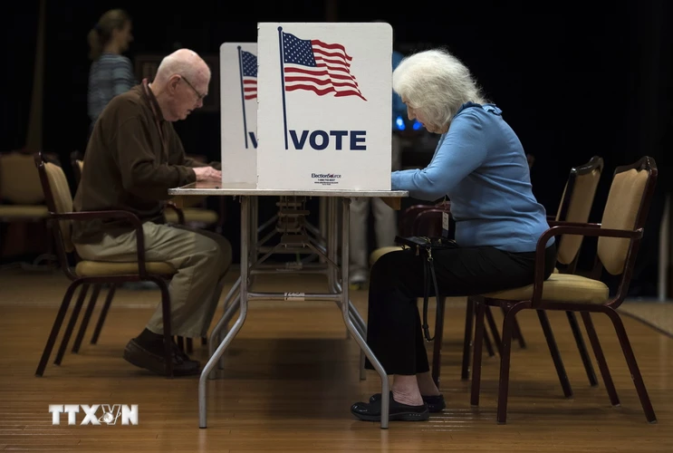 Cử tri Mỹ bỏ phiếu tại một địa điểm bầu cử ở Fairfax, bang Virginia. (Ảnh: THX/TTXVN)