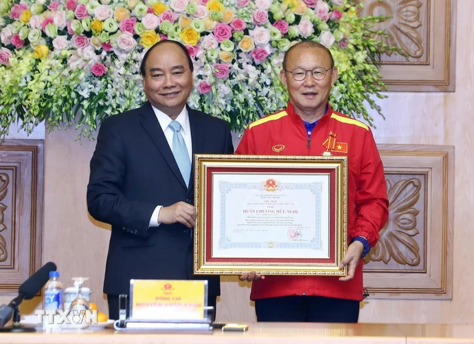 Thủ tướng Nguyễn Xuân Phúc trao tặng Huân chương Hữu nghị của Chủ tịch nước cho ông Park Hang-seo - huấn luyện viên trưởng Đội tuyển bóng đá nam. (Ảnh: Thống Nhất/TTXVN)