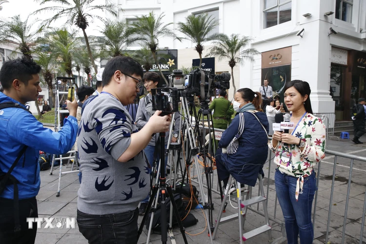 Hàng nghìn phóng viên báo chí trong nước và quốc tế tập trung trên các tuyến phố để đưa tin về cuộc gặp thượng đỉnh giữa Tổng thống Mỹ Donald Trump và Chủ tịch Triều Tiên Kim Jong-un. (Ảnh: Lâm Khánh/TTXVN)