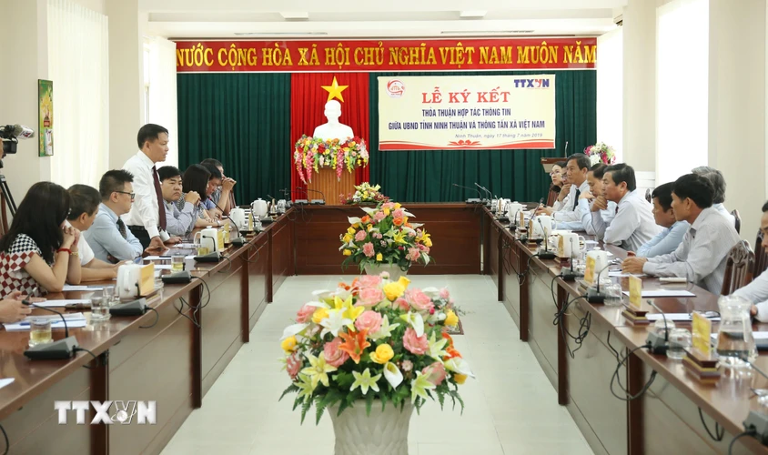 Lễ ký kết Thỏa thuận hợp tác thông tin giữa Thông tấn xã Việt Nam và Ủy ban Nhân dân tỉnh Ninh Thuận đã diễn ra tại thành phố Phan Rang-Tháp Chàm. (Ảnh: Nguyễn Thành/TTXVN)