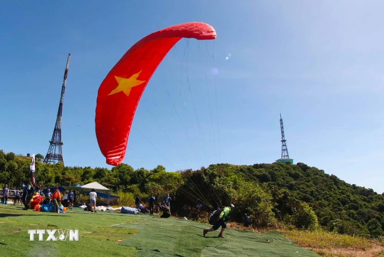 Tại Bán đảo Sơn Trà và bãi biển Thọ Quang (Đà Nẵng), Sở Văn hóa và Thể thao Đà Nẵng tổ chức khai mạc giải dù lượn Đà Nẵng mở rộng năm 2019 với chủ đề 'Bay trên Tiên Sa."(Ảnh: Trần Lê Lâm/TTXVN)