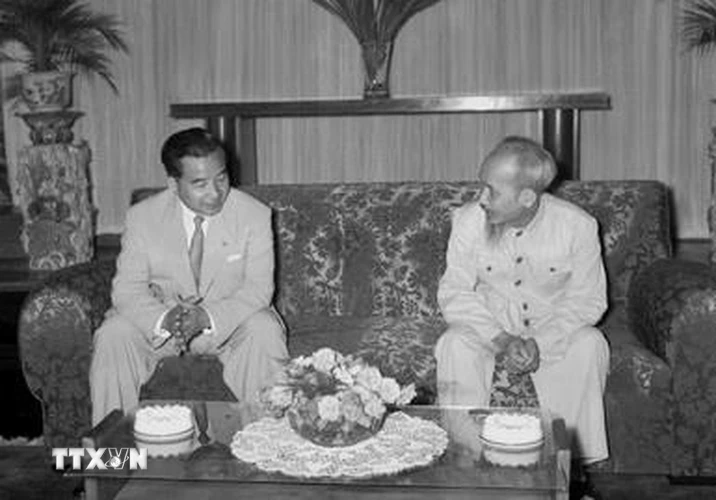 Chủ tịch Hồ Chí Minh tiếp Hoàng thân Souvanna Phouma, Thủ tướng Chính phủ Vương quốc Lào sang thăm Việt Nam (ngày 28/8/1956). (Ảnh: Tư liệu TTXVN)