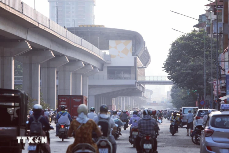 Hà Nội đang trải qua đợt ô nhiễm không khí kéo dài, kể từ 13/9 tới nay. Mật độ các phương tiện tham gia giao thông lớn phát sinh bụi gây ô nhiễm không khí. (Ảnh: Thành Đạt/TTXVN)