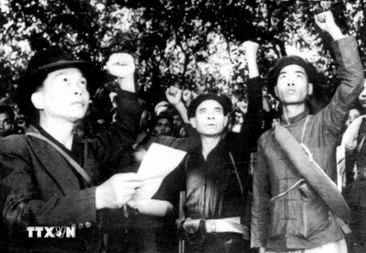 Đồng chí Võ Nguyên Giáp đọc Lời Tuyên thệ trong Ngày thành lập Đội Việt Nam Tuyên truyền Giải phóng quân tại Cao Bằng, ngày 22/12/1944. (Ảnh: Tư liệu TTXVN)