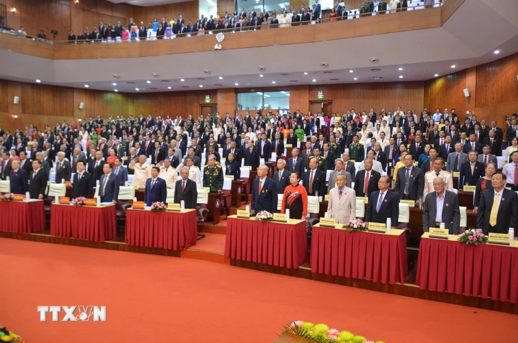 Các đại biểu thực hiện nghi thức chào cờ tại Phiên khai mạc Đại hội. (Ảnh: Hoàng Nhị/TTXVN)