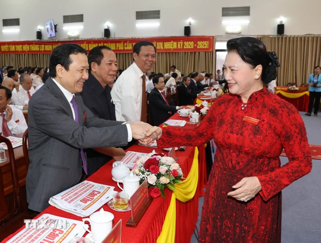 Ủy viên Bộ Chính trị, Chủ tịch Quốc hội Nguyễn Thị Kim Ngân với các đại biểu. (Ảnh: Trọng Đức/TTXVN)