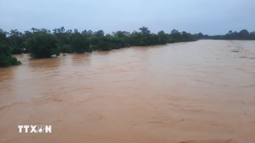 Nước lũ trên sông Hiếu đoạn qua huyện Cam Lộ gây ngập lụt nghiêm trọng. (Ảnh: Hồ Cầu/TTXVN)