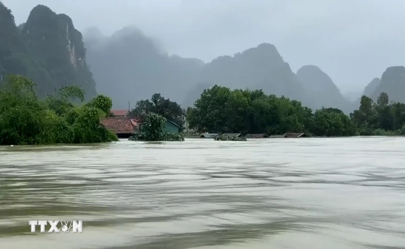 Hơn 95.000 ngôi nhà tại Quảng Bình bị lũ nhấn chìm. (Ảnh: Đức Thọ/TTXVN)