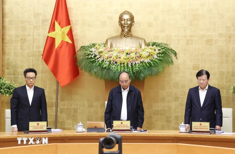 Thủ tướng Nguyễn Xuân Phúc và các thành viên Chính phủ mặc niệm những người đã bị thiệt mạng trong đợt mưa lũ vừa qua. (Ảnh: Thống Nhất/TTXVN)