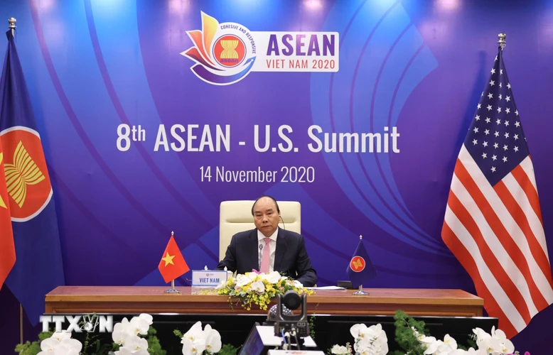 Thủ tướng Nguyễn Xuân Phúc, Chủ tịch ASEAN 2020 chủ trì Hội nghị Cấp cao ASEAN-Hoa Kỳ lần thứ 8 tại điểm cầu Hà Nội. (Ảnh: Thống Nhất/TTXVN)