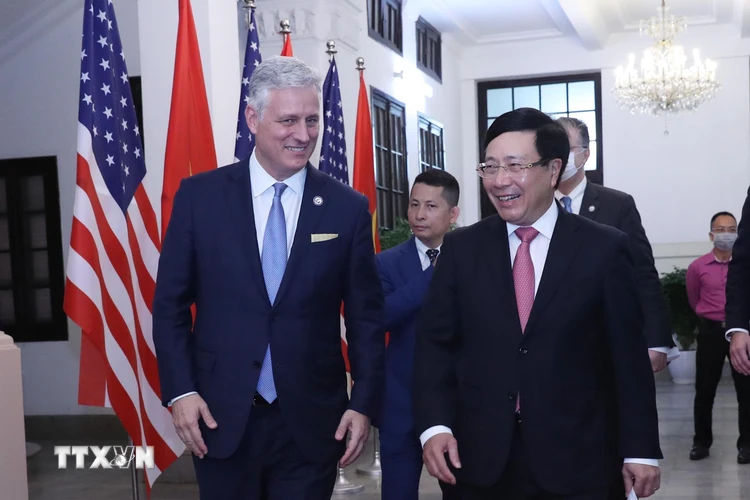 Phó Thủ tướng, Bộ trưởng Bộ Ngoại giao Phạm Bình Minh với Cố vấn An ninh Quốc gia Hoa Kỳ Robert O'Brien. (Ảnh: Lâm Khánh/TTXVN)