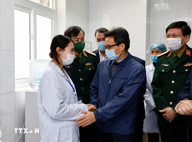 Phó Thủ tướng Vũ Đức Đam thăm các ca tiêm thử nghiệm vắcxin Nano Covax ngừa COVID-19. (Ảnh: Dương Giang/TTXVN)
