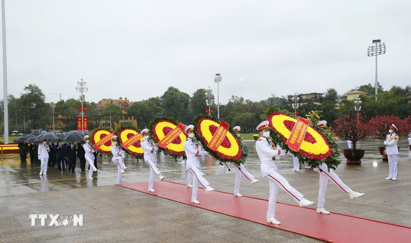 Các lãnh đạo Đảng, Nhà nước vào Lăng viếng Chủ tịch Hồ Chí Minh. (Ảnh: Doãn Tấn/TTXVN)