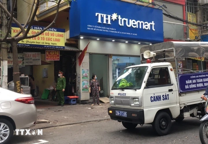 Lực lượng chức năng Công an phường Phan Chu Trinh ra quân đề nghị các hộ kinh doanh đóng cửa quán ăn đường phố, trà đá, càphê. (Ảnh: Doãn Tấn/TTXVN)